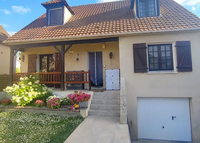 Spacious For Rent In 홈스테이 Le Pecq